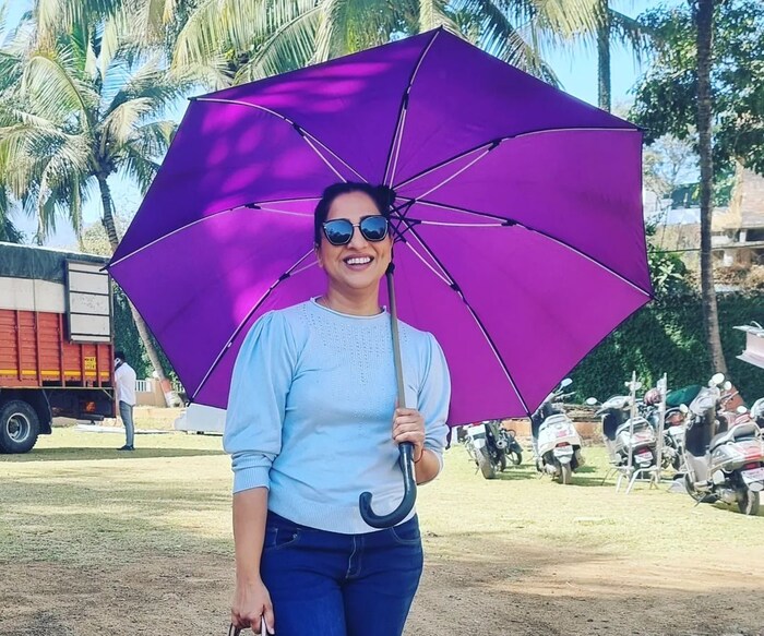मधुराणीचा जन्म भुसावळचा पण तिचे शिक्षण पुण्यातच झाले. मधुराणीच्या आई देखील एक लोकप्रिय कलाकार आहेत. 
