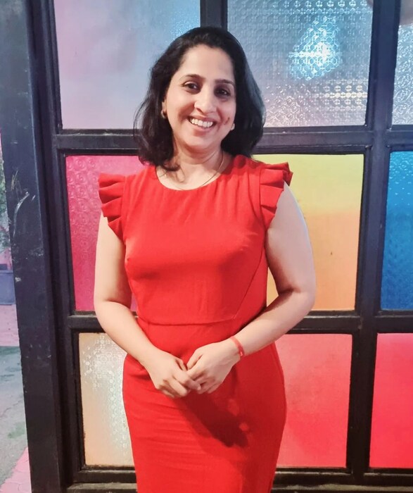 लाल रंगाच्या वनपिसमध्ये अरुंधती खूपच सुंदर दिसत आहे. चाहत्यांनी कमेंट करत तिचं कौतुक केलं आहे