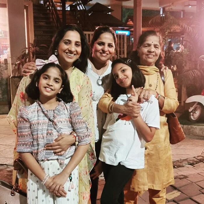 आईमुळेच मधुराणी आणि अमृता या त्यांच्या दोन्ही मुलींना गायनाची आवड निर्माण झाली होती.