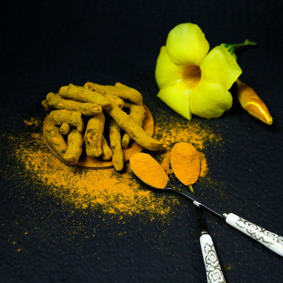 अंघोळीच्या पाण्यात चिमूटभर हळद घाला. यानंतर, हळद तळाशी स्थिर होईपर्यंत थांबा