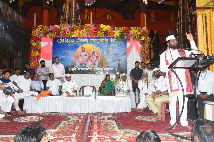 यंदा राज्यातील युती सरकारला एक वर्षे पूर्ण होत असून गेल्या वर्षभरात अनेक विघ्न अडचणी आल्या मात्र विठुरायाच्या आशीर्वादाने राज्यकारभार सुरळीतपणे करता येणे शक्य झाल्याचे त्यांनी यावेळी बोलताना स्पष्ट केले.
