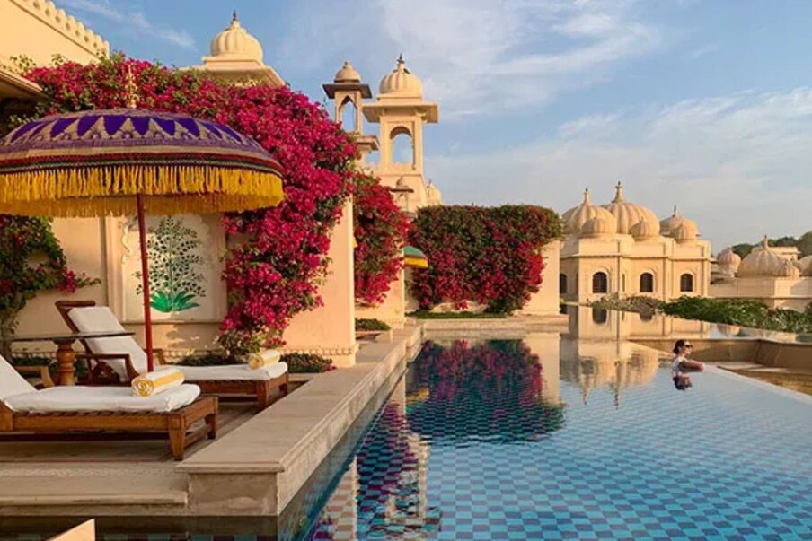 द ओबेरॉय उदयविलासच्या अधिकृत वेबसाइटनुसार, तुम्हाला येथे एका खोलीसाठी 35,000 रुपये मोजावे लागतील. त्याचबरोबर येथील कोहिनूर सूटसाठी एका रात्रीचा खर्च 11 लाख रुपये आहे.