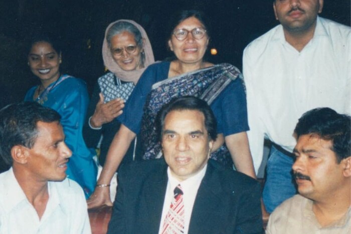 धर्मेंद्र यांनी एकदा भेट दिली होती त्यानंतर मात्र ते कधीही आले नाही, मदत केली नाही जर त्यांनी मदत केली असती तर शाळा सुंदर झाली असती असे विद्यालयाचे मुख्याध्यापक सुनील फरस यांनी सांगितले. 