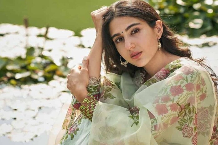 सारा नेहमीच धार्मिक स्थळांना भेट देत असते. ती सोशल मीडियावर या ठिकाणचे फोटो देखील शेअर करते. 