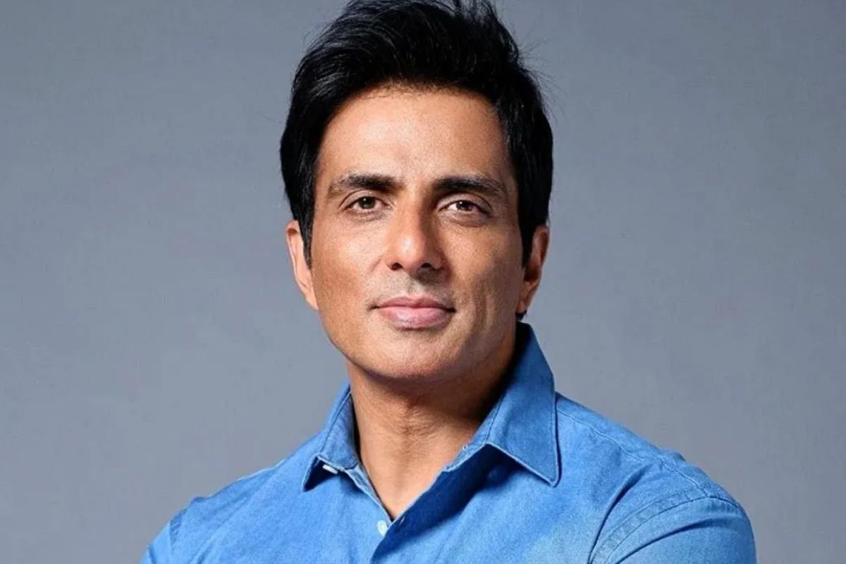 सोनू सूद अभिनयासोबतच त्याच्या समाजसेवेसाठी ओळखला जातो. लॉकडाऊनमध्ये लोकांना मदत करत तो चर्चेत आला. आता आज महाराष्ट्रातील एका गावात त्याच्या फाउंडेशनकडून एक शाळा सुरु करण्यात आली आहे.