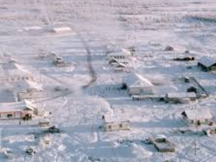 Oymyakon - रशियातील हे गाव जगातील सर्वात थंड ठिकाणांपैकी एक आहे. येथे तापमान -60 अंशांवर येते. असं असूनही येथे सुमारे 550 लोक राहतात. याठिकाणी अनेकदा बर्फही पडतो.