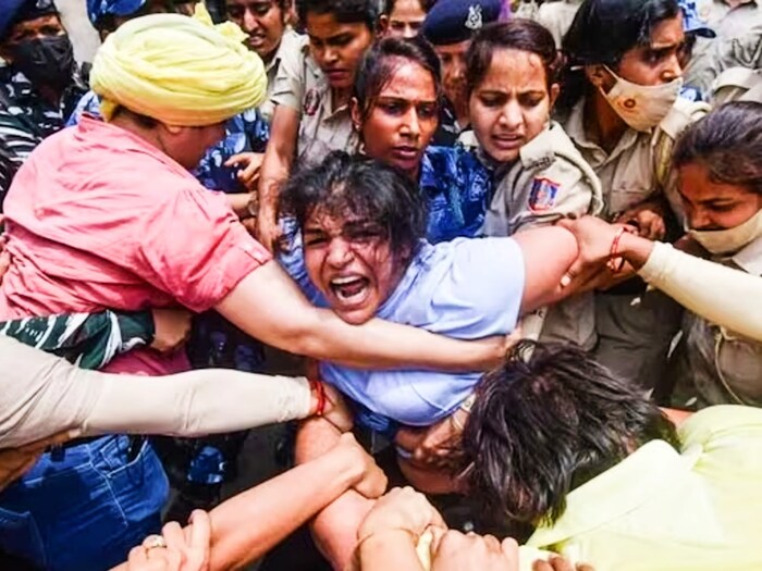 कुस्ती संघटनेचे अध्यक्ष ब्रिजभूषण सिंग यांना लैंगिक शोषणाच्या आरोपाखाली अटक करण्याची मागणी भारतीय कुस्तीपटूंकडून सातत्याने होत आहे. ऑलिम्पिक पदक विजेती साक्षी मलिक आणि बजरंग पुनिया यांच्यासह अनेक बड्या महिला आणि पुरुष कुस्तीपटूंनी जंतरमंतरवर या प्रकरणी आंदोलन केलं आहे.