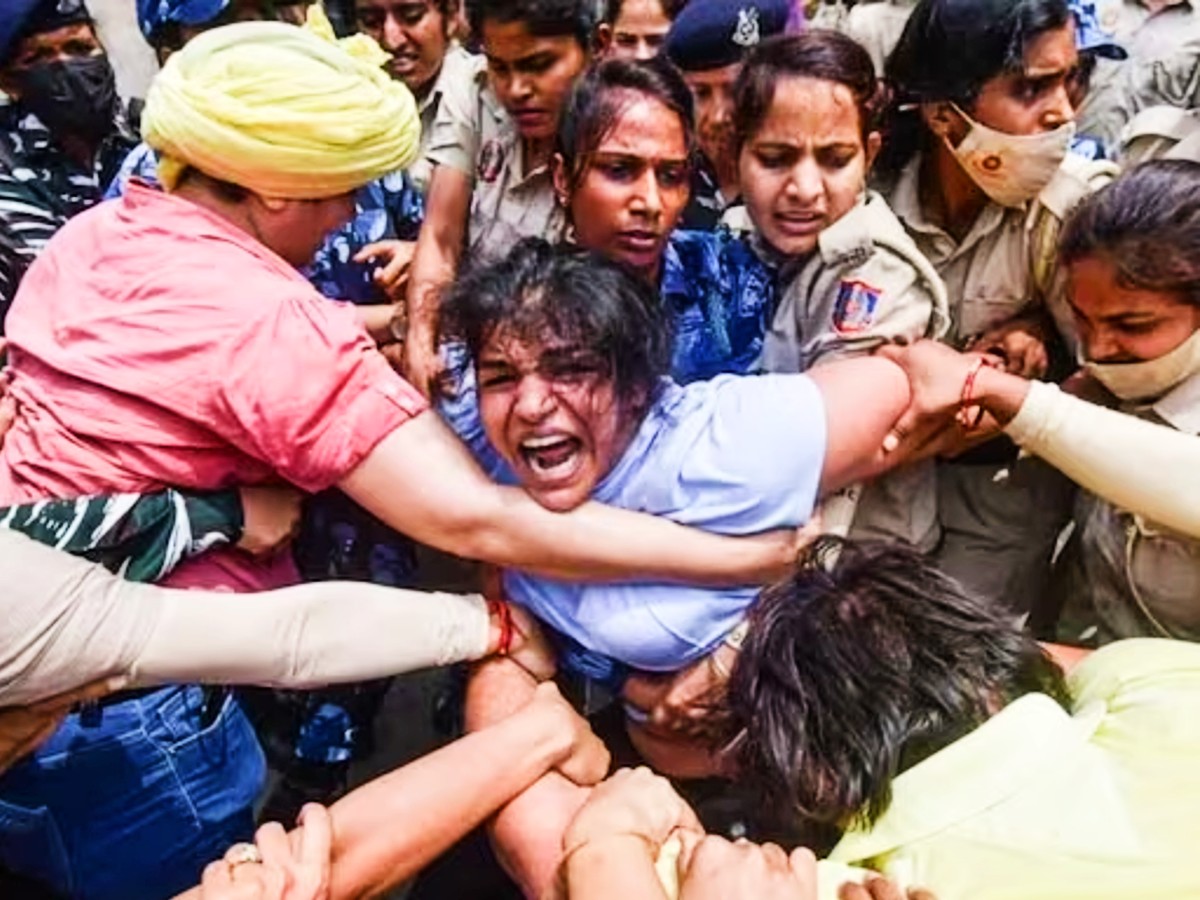 कुस्ती संघटनेचे अध्यक्ष ब्रिजभूषण सिंग यांना लैंगिक शोषणाच्या आरोपाखाली अटक करण्याची मागणी भारतीय कुस्तीपटूंकडून सातत्याने होत आहे. ऑलिम्पिक पदक विजेती साक्षी मलिक आणि बजरंग पुनिया यांच्यासह अनेक बड्या महिला आणि पुरुष कुस्तीपटूंनी जंतरमंतरवर या प्रकरणी आंदोलन केलं आहे.