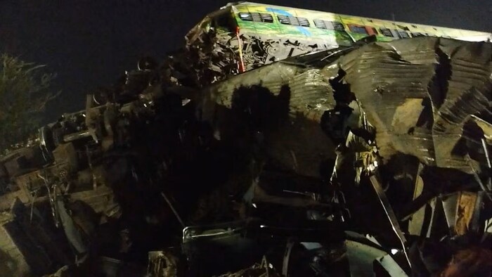 बालासोरमध्ये शुक्रवारी सायंकाळी सातच्या सुमारास ही दुर्घटना झाली. चेन्नईला निघालेली कोरोमंडल एक्सप्रेस रुळावरून घसरली आणि एका मालगाडीला धडकली. यानंतर अनेक डबे उलटले.