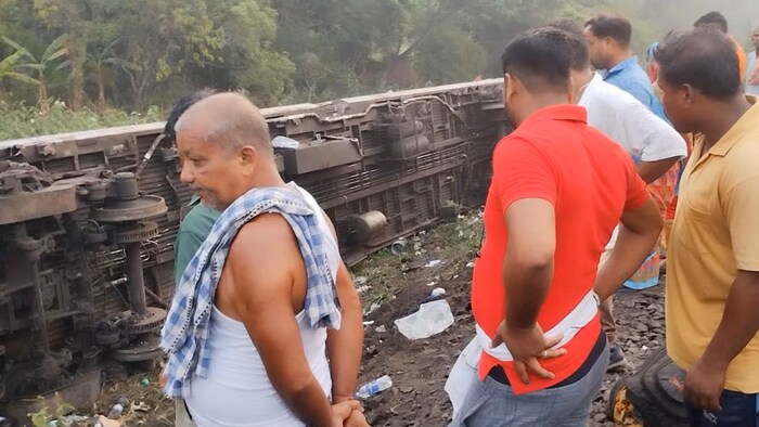 मालगाडीला धडकल्यानंतर कोरोमंडल एक्सप्रेसचे डबे रुळावरून घसरले होते. त्यानंतर यशवंतपूर हावडा सुपरफास्ट एक्सप्रेस त्या डब्यांना धडकली. सायंकाळी 6 वाजून 50 मिनिटे ते 7 वाजून 10 मिनिटांच्या दरम्यान हा अपघात झाला.