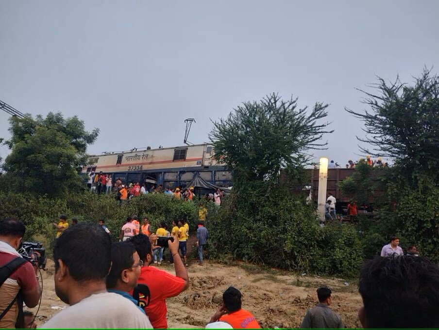 रेल्वेकडून उच्चस्तरीय चौकशीचे आदेश देण्यात आले आहेत. बचावमोहिम रात्रभर सुरू होती. यासाठी रेल्वे कर्मचारी, एनडीआरएफ टीम, आपत्ती व्यवस्थापन पथकांकडून रेल्वेत अडकलेल्या लोकांना बाहेर काढण्याचे काम सुरू होते.