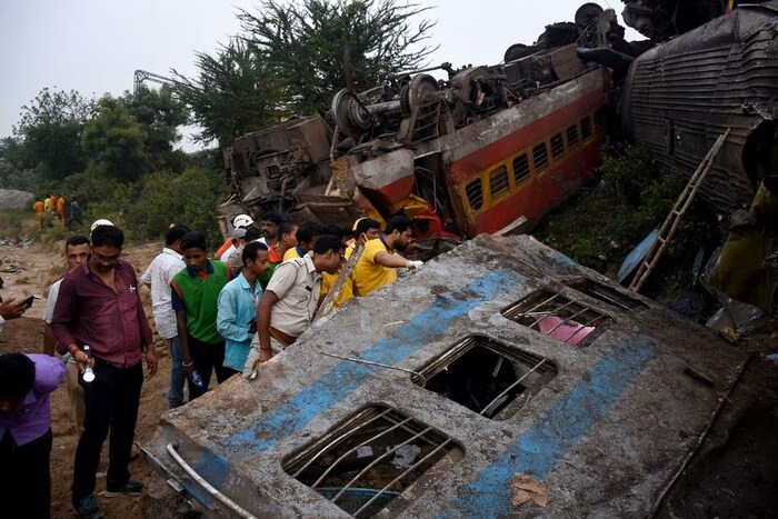 दुर्घटनेबाबत अनेक प्रश्न उपस्थित केले जात असून त्यात कोरोमंडल एक्सप्रेस ही मालगाडी थांबलेल्या ट्रॅकवर कशी गेली. ही तांत्रिक चूक की मानवी चूक ? असं विचारलं जात आहे. एकाच ठिकाणी तीन ट्रेनची दोनदा धडक झाली. अनेकांनी यामध्ये सिग्नल बिघडल्याची शक्यता व्यक्त केलीय.
