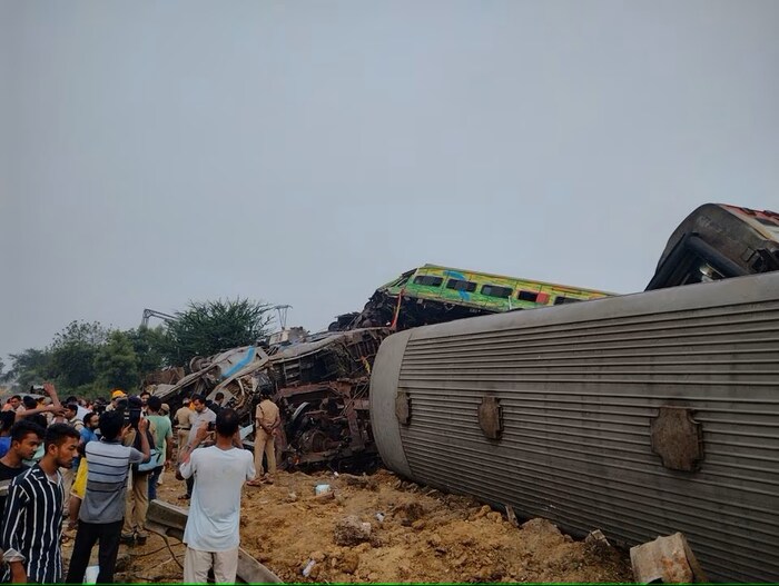एका प्रवाशाने सांगितलं की, मी झोपेत होतो आणि ट्रेन रुळावरून घाली घसरल्याच्या आवाजाने जागा झालो. अचानक १० ते १५ लोकांना मृतावस्थेत पाहिलं. मी कसाबसा कोचमधून बाहेर पडलो तर बाजुला फक्त मृतदेहच पाहिले.