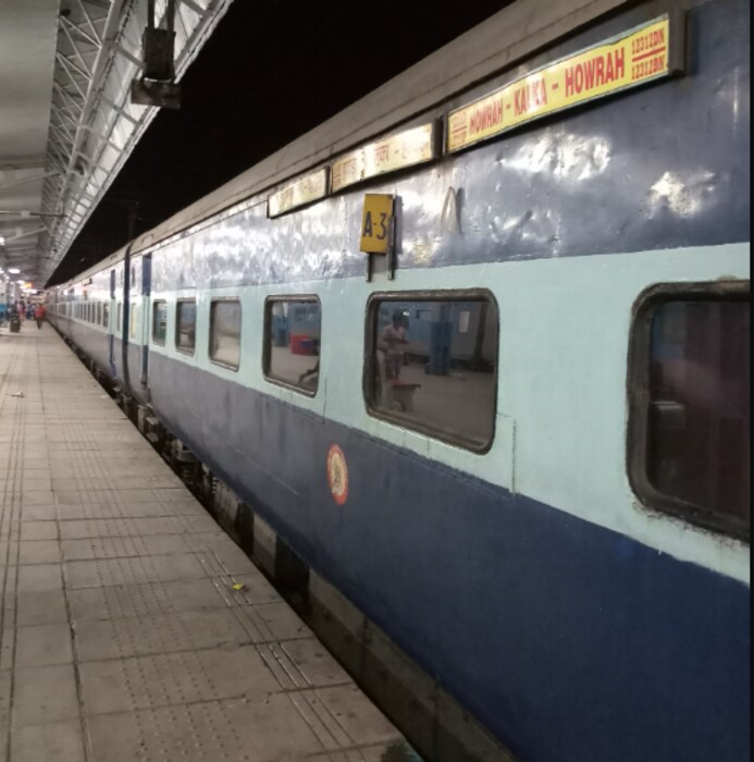 कालका मेल - ही देशातील सर्वात जुनी ट्रेन आहे जी अजूनही चालू आहे. याची सुरुवात 1886 मध्ये झाली. ती पश्चिम बंगालमधील कालका ते हावडा स्टेशनपर्यंत धावते. ती सुरू झाली तेव्हा या ट्रेनचा नंबर 1 अप आणि 2 डाउन होता. त्याचा पहिली ईस्ट इंडियन रेल्वे मेल होता.