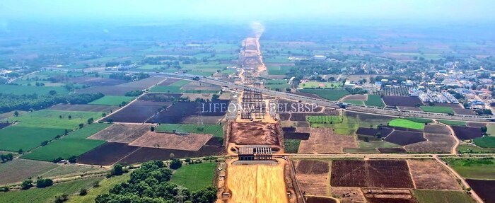 याशिवाय नागपूर-गोंदिया, नागपूर-गडचिरोली द्रुतगती मार्ग आणि गोंदिया-गडचिरोली द्रुतगती महामार्गाच्या सविस्तर प्रकल्प अहवालावर काम सुरू आहे. 180 किमी लांबीच्या पुणे-नाशिक द्रुतगती महामार्गाच्या (MSRDC) 6 लेनच्या DPR साठी जमिनीचे सर्वेक्षण सुरू आहे. (प्रतिनिधी छायाचित्र- लाईफ ऑन व्हील SBSP)