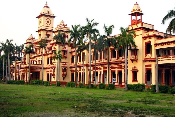 बनारस हिंदू विद्यापीठातील प्रवेशासाठी CUET 2023 स्कोअर - BHU मध्ये मागील वर्षांमध्ये प्रवेश मंजूर झालेल्या CUET स्कोअरच्या आधारे, संभाव्य कटऑफ देण्यात आला आहे. संभाव्य कटऑफमध्ये प्रवेशासाठी BHU मध्ये UR श्रेणीसाठी 352, OBC साठी 352, ST/SC साठी 209/265 गुण CUET मध्ये असणे आवश्यक आहे.