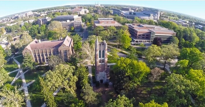 मिशिगन स्टेट युनिव्हर्सिटी: या युनिव्हर्सिटीमधून तुम्ही पत्रकारितेपासून ते पटकथा, खेळ कला कौशल्यांपर्यंतचे कोर्सेस करू शकता आणि घरबसल्या जागतिक दर्जाचा अभ्यास करू शकता.