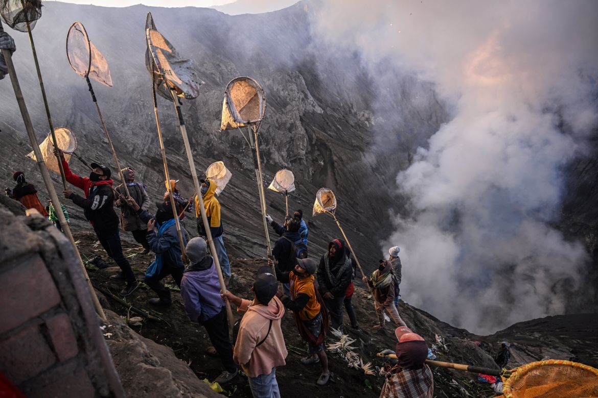 ब्रोमो पर्वतावर एक सक्रिय ज्वालामुखी आहे. दरवर्षी हजारो लोक ब्रह्मा आणि गणेशाची पूजा करण्यासाठी येथे येतात. येथे सक्रिय ज्वालामुखीमध्ये ब्रह्मदेवाचे वास्तव्य आहे, असे येथील हिंदू मानतात.