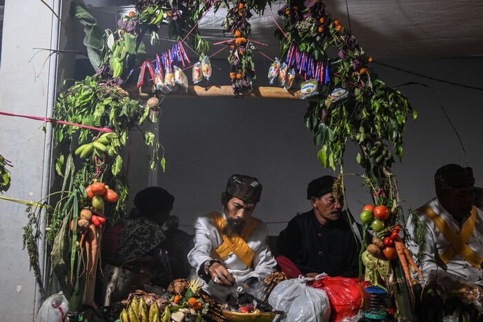 अल्जझीराच्या माहितीनुसार, येथे शतकानुशतके जुन्या धार्मिक समारंभात हजारो हिंदू उपासक प्राणी, अन्नपदार्थ आणि इतर काही गोष्टी सक्रिय ज्वालामुखीमध्ये अर्पण करतात. सोमवारच्या दिवशी माउंट ब्रोमोच्या खोऱ्याभोवतीच्या कड्याला प्रदक्षिणा घालत, यज्ञ कसदा उत्सवाचा एक भाग म्हणून भाविक त्यांच्या पाठीवर शेळ्या, कोंबड्या आणि भाज्या घेऊन ज्वालामुखीच्या धुळीच्या शिखरावर जातात.
