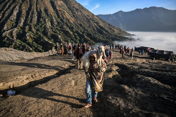 दरवर्षी आसपासच्या डोंगराळ प्रदेशातील टेंगर जमातीचे लोक ज्वालामुखीच्या शिखरावर देवतांना संतुष्ट करण्याच्या आणि पूर्व जावामधील टेंग्रीस या स्थानिक जमातीतील लोक नशीब चमकण्याच्या आशेने जमतात. 40 वर्षीय शेतकरी स्लेमेटने गायीचे वासरू अर्पण करण्यासाठी आणले होते.