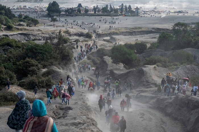 टेंगर जमातीचे काही लोक अन्न आणि इतर गोष्टींची नासाडी टाळण्यासाठी खड्ड्यावर जाळे लावतात. जोको प्रियंतो नावाचा एक शेतकरी, आपल्या शेतातील कोबी आणि गाजरे घेऊन ज्वालामुखीत टाकण्यासाठी घेऊन आला होता.