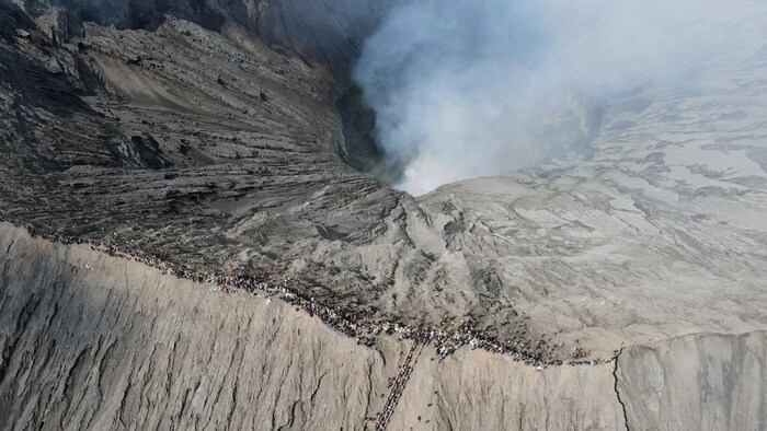 COVID-19 साथीच्या रोगानंतर प्रथमच सोमवारी अधिकाऱ्यांनी पर्यटकांना साइटला भेट देण्याची परवानगी दिली. हा सण गेल्या वर्षी पूजकांपुरताच मर्यादित होता, त्याची मुळे आग्नेय आशियामध्ये पसरलेल्या जावानीज हिंदू-बौद्ध राज्य, मजपाहित राज्याच्या १५व्या शतकातील लोककथांमध्ये असल्याचे सांगितले जाते.