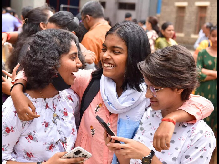 एनडीए आणि एनए परीक्षेचे दोन टप्पे असतात. 1- लेखी परीक्षा (ऑफलाइन). 2- एसएसबी मुलाखत, त्याचे पूर्ण स्वरूप सेवा निवड मंडळ मुलाखत आहे. ज्यांनी पहिली फेरी यशस्वीरीत्या पास केली आहे तेच SSB मुलाखतीसाठी उपस्थित राहू शकतात.