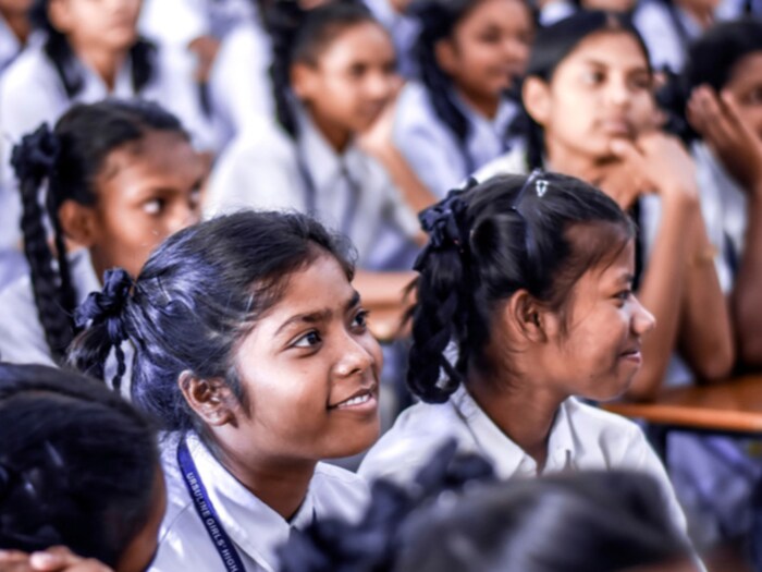 लेखी परीक्षेत दोन पेपर असतात. एक गणित आणि दुसरी सामान्य क्षमता चाचणी (GAT). गणितात एकूण 120 प्रश्न आहेत आणि GAT मध्ये 150 प्रश्न विचारले जातात. एक पेपर अडीच तासांचा आहे, दोन्ही एकूण ५ तासांचे आहेत. दोन्ही पेपर एकूण 900 गुणांचे आहेत.