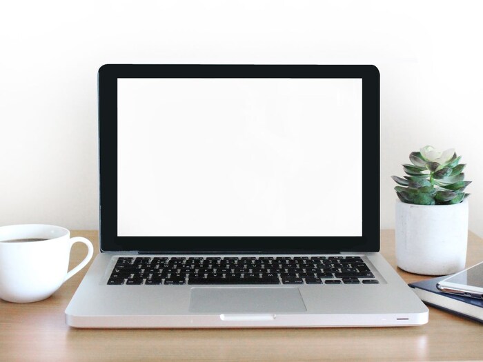 Screen Brightness: स्क्रीन ब्राइटनेस जास्त ठेवल्यास लॅपटॉपची बॅटरी लवकर संपते. तुम्ही कमी प्रकाश असलेल्या खोलीत बसून काम करत असाल, तर तुम्ही लॅपटॉपची स्क्रीन ब्राइटनेस कमी करून बॅटरीचा बॅकअप वाढवू शकता. स्क्रीनचा ब्राइटनेस वाढवण्यासाठी किंवा कमी करण्यासाठी कीबोर्डवर एक डेडिकेटेड बटण असतं.