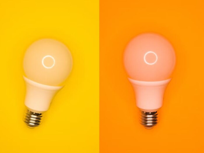 मग काही काळानंतर हे एक्साइटेड कोटिंग व्हिजिबल लाइट उत्सर्जित करते. CFLs सुरू होण्यासाठी अधिक वीज वापरतात आणि त्यांना वार्म अप व्हायला एक किंवा दोन मिनिटे लागतात. परंतु, हे चालू होतात तेव्हा फिलामेंटच्या बल्बच्या तुलनेत 70 टक्के कमी वीज वापरतात.