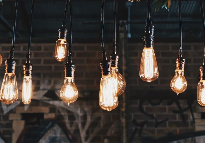 कोणता जास्त वेळ चालतो: LED आणि CFL दोन्ही जास्त काळ टिकतात. पण, इथेही LEDs पुढे आहेत.ट ्रेडिशनल बल्बचे आयुष्य 1000 तास आहे. तर CFL चे आयुष्य 10,000 तास असते आणि LED चे आयुष्य सुमारे 25,000 तास असते.