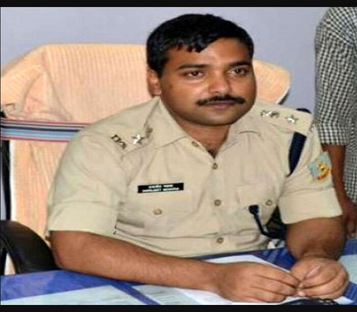 परिस्थिती अशी होती की तो राहत असलेल्या घराच्या भिंती कमकुवतपणामुळे तुटायला लागल्या होत्या, पण घर दुरुस्त करण्यासाठी त्याच्या कुटुंबाकडे पुरेसे पैसे नव्हते. यामुळे त्याची आई व बहिणीला आजीच्या घरी राहावे लागले. पण अभ्यासामुळे तो त्याच घरात राहायचा.