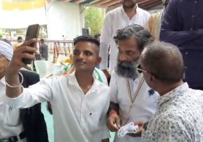 राहुल गांधींसारखे दिसण्याचा अभिमान वाटतो, असे राकेश सांगतात. यासोबतच त्यांनी कार्यक्रमादरम्यान काँग्रेसच्या राष्ट्रीय सरचिटणीस प्रियांका गांधी यांना भेटण्याची इच्छा व्यक्त केली.