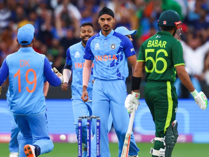 आशिया क्रिकेट काउन्सिलने गुरुवारी आशिया कपबाबत महत्त्वाची घोषणा केली. त्यात सांगितलं की, ३१ ऑगस्ट पासून १७ सप्टेंबर दरम्यान स्पर्धा खेळवली जाईल. पाकिस्तानला ४ तर श्रीलंकेला ९ सामन्यांचे यजमानपद दिले आहे. भारताने गेल्या वर्षीच स्पष्ट केलं होतं की, पाकिस्तानमध्ये आशिया कपसाठी जाणार नाही.