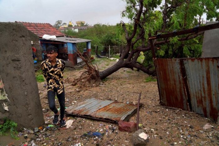मांडवीजवळील कचा गावात सुमारे 25 कच्च्या घरांचे नुकसान झाले. गेल्या चार दिवसांपासून विविध गावांतील 400 लोकांना निवारागृहात ठेवण्यात आले आहे. मांडवी शहरात सुमारे 30 झाडे आणि 20 विद्युत खांब उन्मळून पडले. मांडवीचे रहिवासी अब्दुल हुसेन म्हणाले, 'काल दुपारी 4 वाजल्यापासून आमच्याकडे वीज नाही. घरांची छप्परे उडून घरांमध्ये पाणी साचले. (एएफपी)