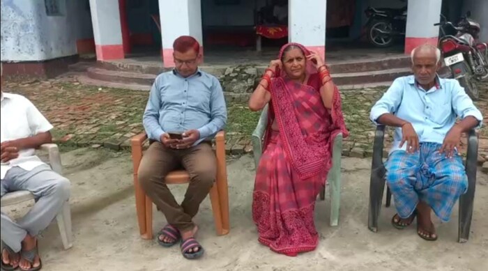 मुकेशचे काका कृष्णा सिंह यांनी मुकेशच्या भारतीय टीममधल्या निवडीचा संघर्षही सांगितला आहे. 'घराची जबाबदारी माझ्यावरच होती, बाकी जण बाहेर कमावण्यासाठी गेले होते. सुरूवातीला मी मुकेशच्या क्रिकेट खेळण्याच्या विरोधात होतो, यासाठी मी त्याला वारंवार मनाई करायचो. खेळल्यामुळे भांडणं होतील, असं मला वाटायचं. लोकांच्या तक्रारी आणि बदनामीची भीती होती, पण तो ऐकला नाही. मुकेशच्या चांगल्या खेळाबद्दल लोक अभिनंदन करायचे, तेव्हा तो काहीतरी चांगलं करतोय, याची जाणीव झाली,' असं मुकेशचे काका कृष्णा सिंह म्हणाले.