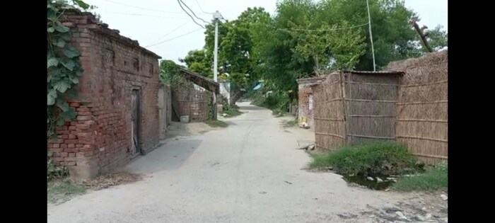 मुकेशला खेळायला मनाई केल्यानंतरही तो चोरून क्रिकेट खेळायचा. कुटुंबाची आर्थिक परिस्थिती फारशी चांगली नव्हती, त्यामुळे शिकून नोकरी करण्यासाठी कायमच त्याच्यावर दबाव होता, पण आज त्याच्या मेहनतीचं फळ मिळालं आहे. 