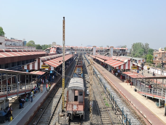 भारतात दररोज 13 हजाराहून अधिक प्रवासी ट्रेन 7,325 स्टेशन क्रॉस करतात. भारतीय रेल्वे प्रवाशांच्या सोयीसाठी लांब पल्ल्याच्या आणि उपनगरीय दोन्ही मार्गांवर दररोज 13,169 प्रवासी गाड्या चालवते. यामध्ये लॉन्ग रुट आणि शॉर्ट रुट दोन्ही प्रकारच्या ट्रेनचा समावेश आहे. यापैकी, सर्वात लांब अंतराचा प्रवास करणाऱ्या ट्रेनचा प्रवास 4000 किलोमीटरपेक्षा जास्त आहे.