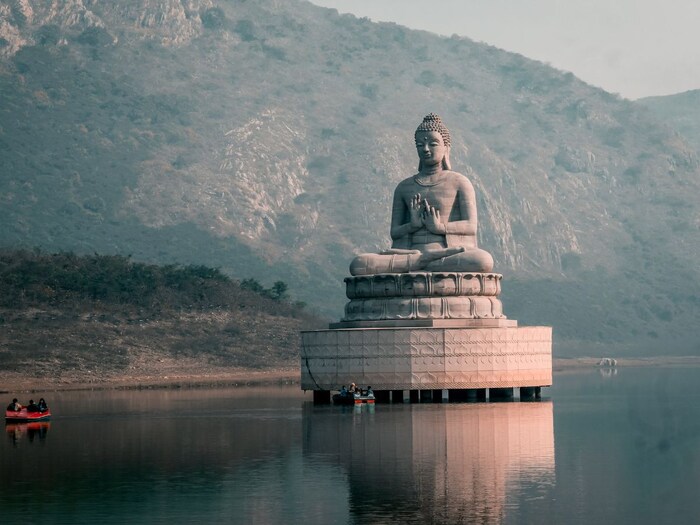 चौथ्या क्रमांकावर नाव बिहारचे आहे. बिहारमधील बहुतेक लोक राज्य सोडून नोकरीसाठी बाहेरगावी जातात कारण येथे उद्योग नाही. असे असतानाही राज्याचे सरासरी मासिक उत्पन्न 19,960 रुपये आहे.