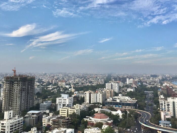 गुजरात नवव्या स्थानावर उद्योग आणि व्यापारासाठी प्रसिद्ध आहे. येथे सरासरी मासिक उत्पन्न 18,880 रुपये आहे.