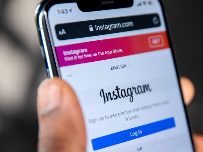 Instagram वर ब्लू टिक मिळवण्यासाठी, तुमच्याकडे या अॅपचं लेटेस्ट व्हर्जन असणे आवश्यक आहे. इंस्टाग्राम अॅप अपडेट केल्यानंतर ते ओपन करा. यानंतर, तुम्हाला सर्वात खाली उजवीकडे दिसत असलेल्या प्रोफाइल फोटोवर टॅप करून तुमच्या प्रोफाइलवर जावे लागेल.
