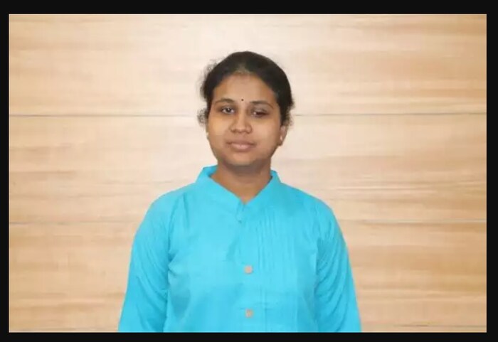 5. पूर्णा सुंदरी- 25 वर्षांच्या पूर्णा सुंदरीने UPSC परीक्षा उत्तीर्ण होण्याचे स्वप्न खराब दृष्टीमुळेही गमावले नाही. त्याने चौथ्या प्रयत्नात 286 वा क्रमांक मिळविला. सुंदरी पाच वर्षांची होईपर्यंत एक सामान्य बालक होती आणि त्यानंतर तिचे डोळे कमकुवत होऊ लागले. जेव्हा ती पहिल्या वर्गात गेली तेव्हा तिला दुर्मिळ रेटिनल डिजनरेटिव्ह आजार असल्याचे निदान झाले. उजवा डोळा पूर्णपणे निकामी झाल्याने त्याचा डावा डोळा वाचवण्याचा प्रयत्न करणार असल्याचे डॉक्टरांनी पालकांना सांगितले, परंतु शस्त्रक्रिया यशस्वी न झाल्याने हळूहळू दोन्ही डोळ्यांची दृष्टी गेली. (पूर्णा सुंदरी 286 व्या क्रमांकाने UPSC परीक्षा उत्तीर्ण झाली) आई अवुदाईदेवी त्यांची शक्ती बनली, तिने त्यांना शिकवले आणि परीक्षेची तयारी करण्यात मदत केली. फादर के मुरुगेसन एका खाजगी कंपनीत काम करतात, त्यांच्या शैक्षणिक कामगिरीने त्यांना नेहमीच प्रेरणा दिली आहे. एसएसएलसी परीक्षेत 471/500 आणि प्लस टू परीक्षेत 1092/1200 गुणांसह ती शाळा टॉपर होती. फातिमा कॉलेजमधून इंग्रजी साहित्यात बीए केले, चांगल्या गुणांनी उत्तीर्ण झाली.