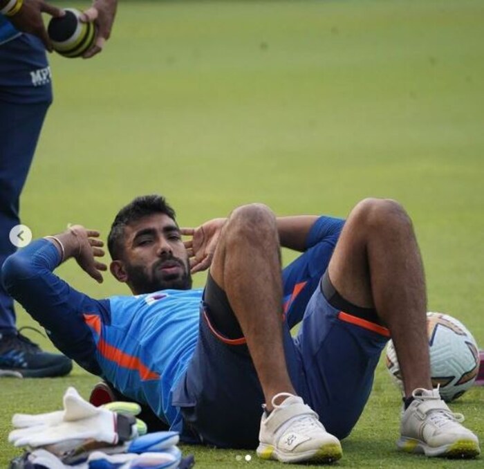 बुमराहला बॉलिंग करण्याची कोणतीही घाई नाही. एनसीएमध्ये सराव सामना खेळणं चांगलं पाऊल आहे, कारण यामुळे बुमराहचं शरीर मॅच खेळण्यासाठी तयार व्हायला मदत होईल. बुमराहने आंतरराष्ट्रीय सामने खेळण्याआधी काही स्थानिक सामने खेळले पाहिजेत, असं मतही सूत्राने व्यक्त केलं.