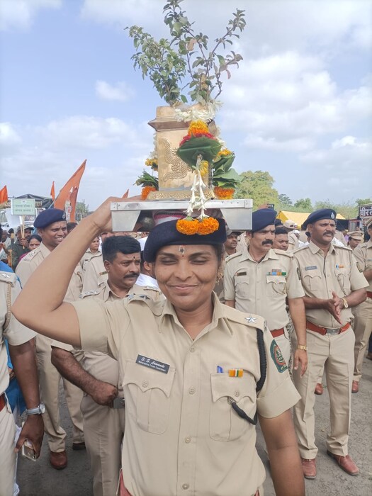 या वारीत महिला वन रक्षकांचाही समावेश होता. त्या डोक्यावर तुळशी घेऊन वारीत दाखल झाल्या होत्या.