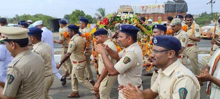 तोच संदेश देण्याकरता सातारा आणि कराड वनविभागाचे अधिकारी वृक्षदिंडी घेऊन पंढरपूरपर्यंत जाणार आहेत. 