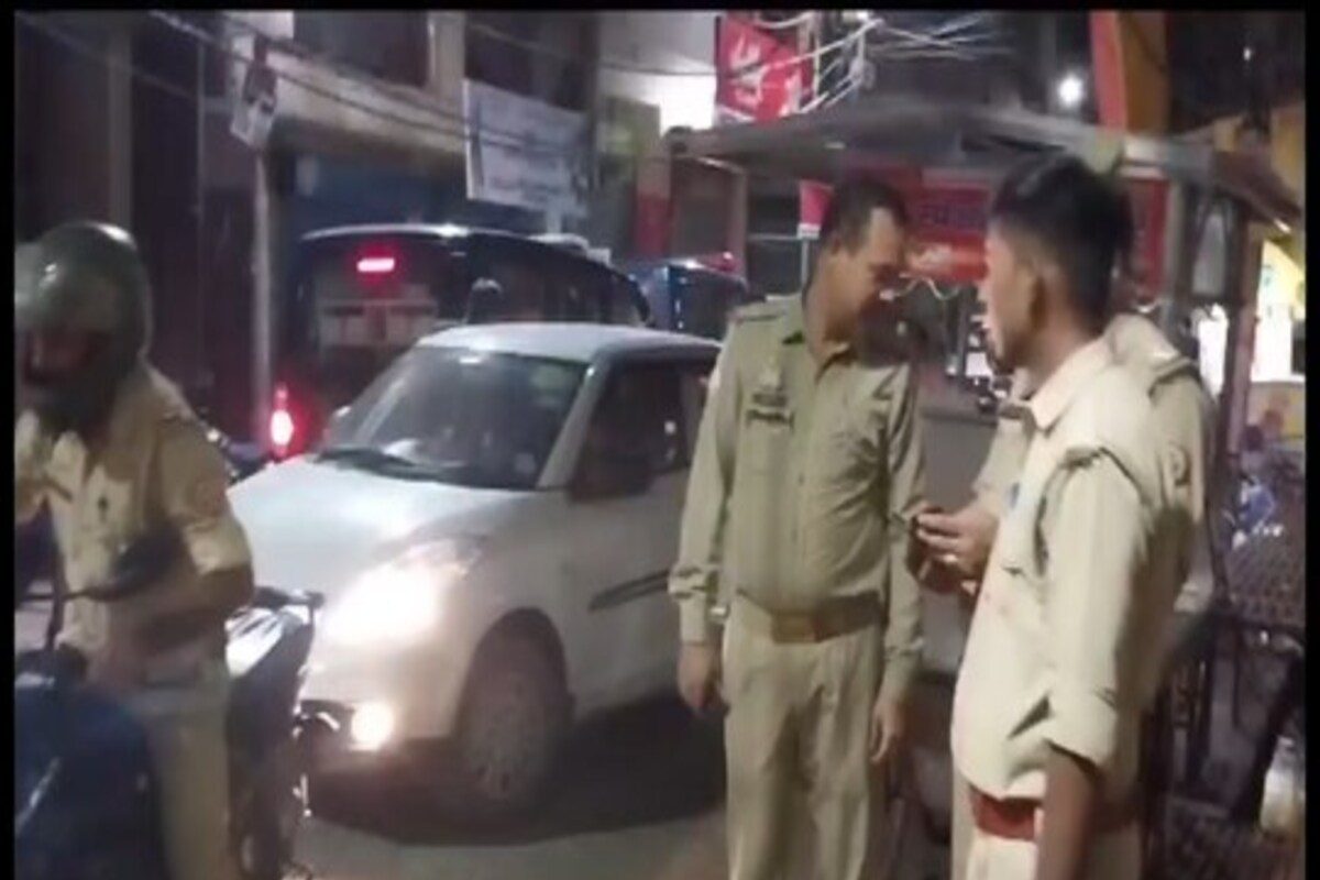 घटनास्थळी आलेले पोलीस