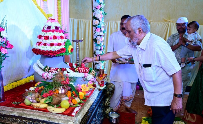 आज बुधवार दि. 07 जून 2023 रोजी सकाळी 06.00 वा. मंडळाचे अध्यक्ष श्री. बाळासाहेब सुदाम कांबळे व मूर्तिकार कांबळी आर्ट्सचे श्री. रत्नाकर मधुसूदन कांबळी यांच्या शुभहस्ते मूर्तिकार कांबळी आर्ट्सच्या चित्रशाळेत पार पडले.