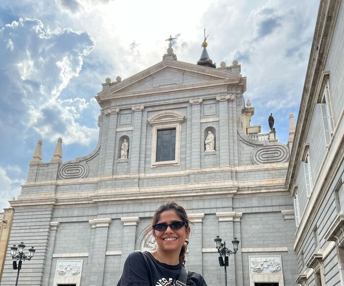 सध्या सई स्पेनमध्ये व्हॅकेशन एन्जॉय करते आहे आणि तिथले फोटो तिने इंस्टाग्रामवर शेअर केले आहेत.
