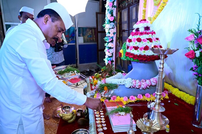 खजिनदार श्री. मंगेश दत्ताराम दळवी यांनी पावती पुस्तकाचे पूजन केले.