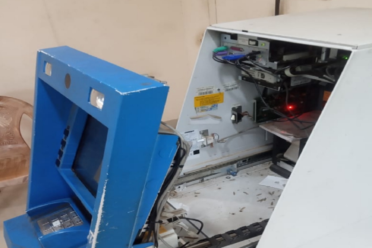 आपण चोरी करण्यासाठी एटीएम फोडलं असं वाटू शकतं.